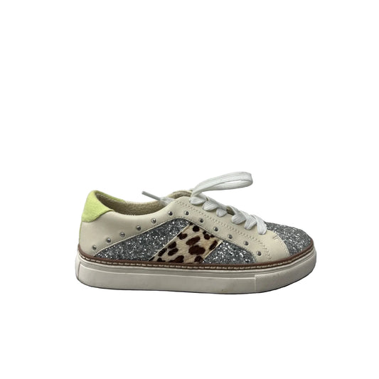 Shoes Sneakers By Crown Vintage In Cream, Size: 6