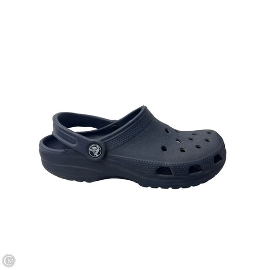 Shoes Flats By Crocs In Navy, Size: 7