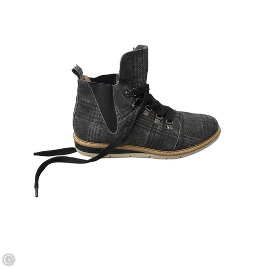 Boots Ankle Flats By Adam Tucker In Grey, Size: 8.5