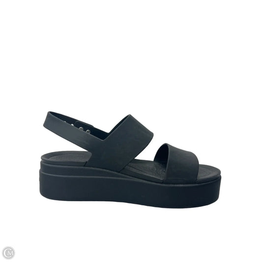 Sandals Heels Platform By Crocs In Black, Size: 8