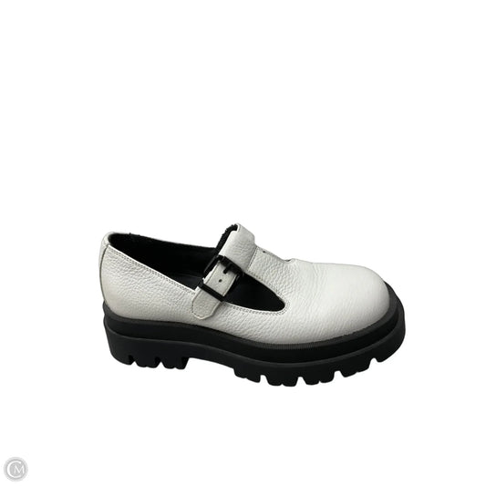 Shoes Flats By Clothes Mentor In White, Size: 6.5
