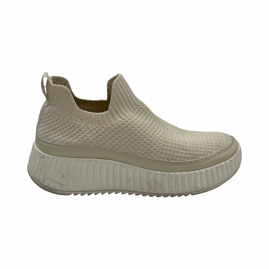 Shoes Sneakers By Clothes Mentor In Cream, Size:9.5