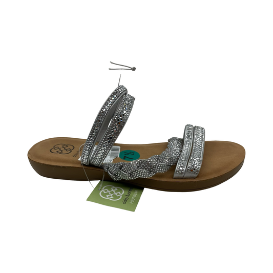 Sandals Flats By Daisy Fuentes In Silver, Size:7.5
