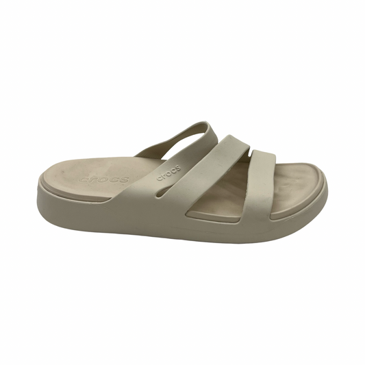 Sandals Flats By Crocs In Cream, Size:10