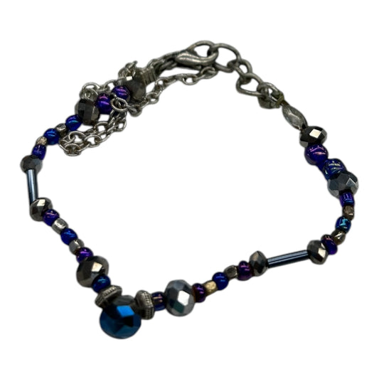 Bracelet Beaded By Clothes Mentor In Blue