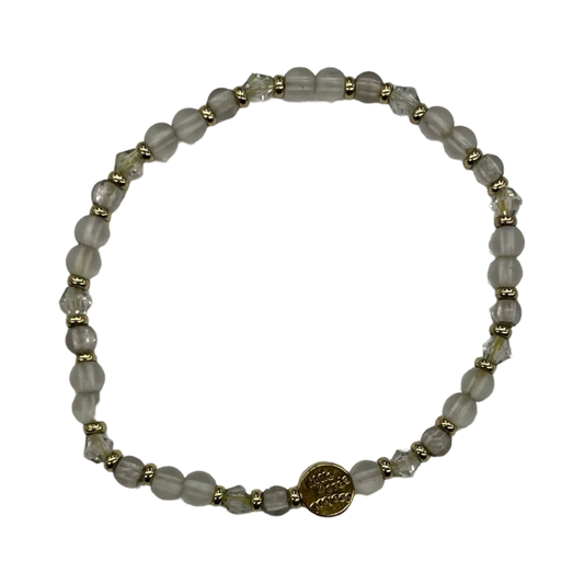 Bracelet Beaded By Clothes Mentor In Gold & White