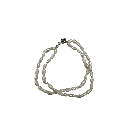 Bracelet Beaded By Clothes Mentor In White