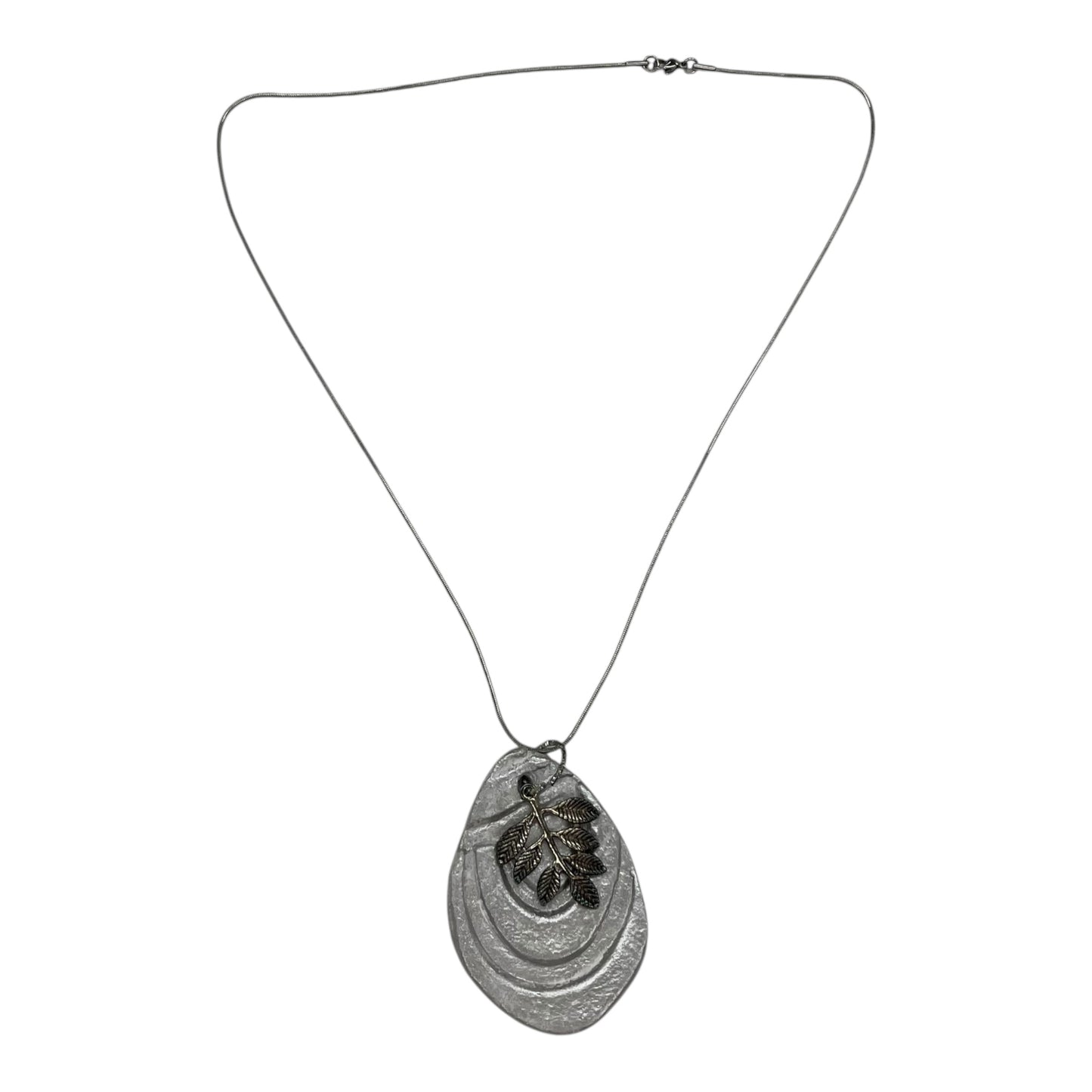 Necklace Pendant By Clothes Mentor In Silver