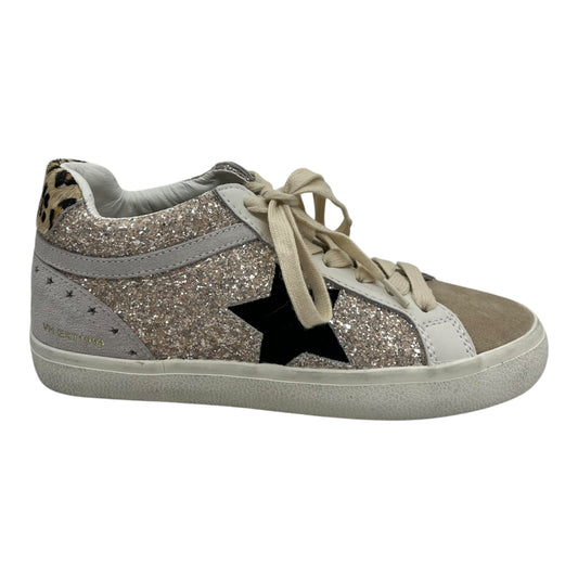 Shoes Sneakers By Clothes Mentor In Tan, Size:6.5